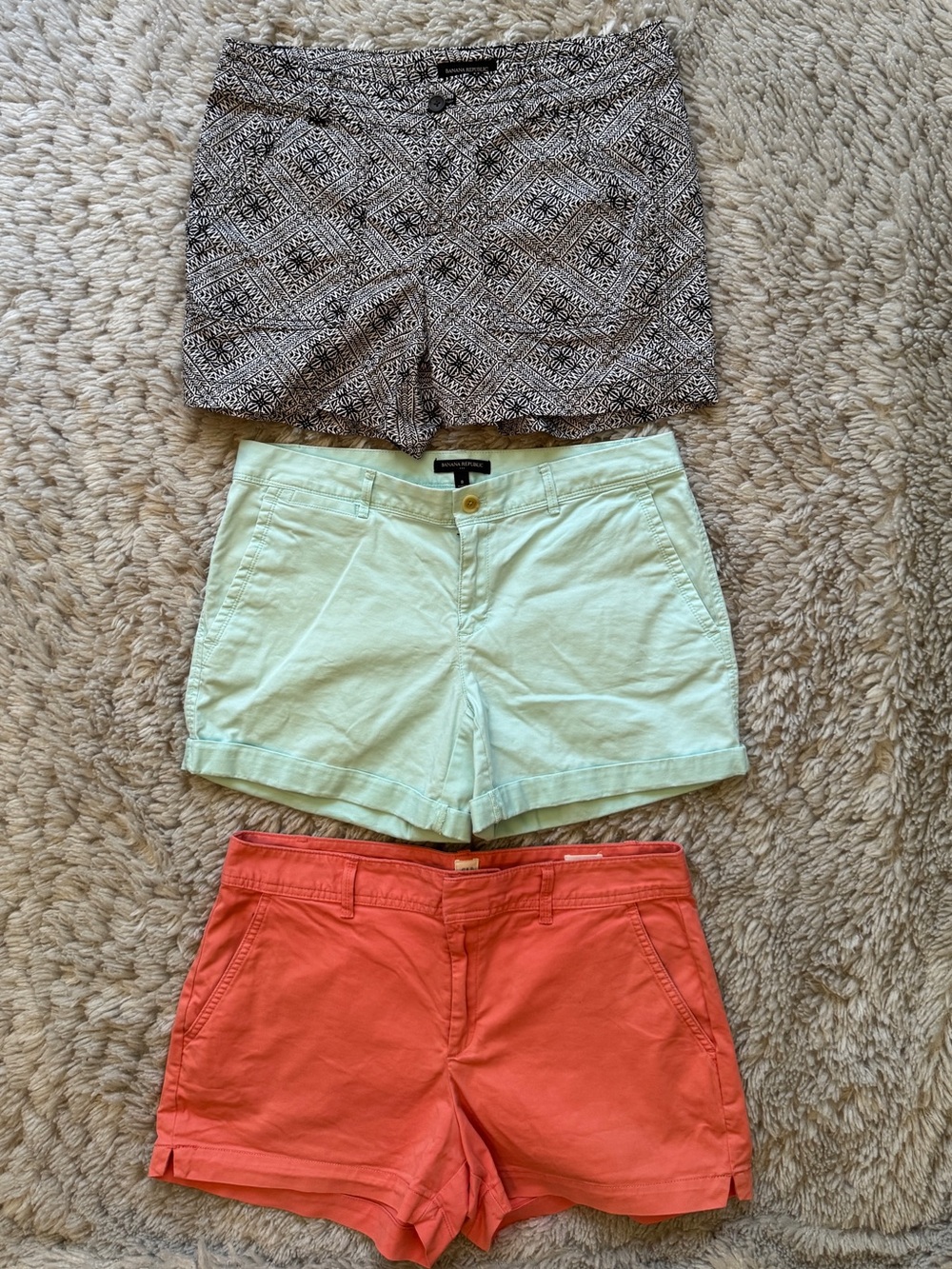 Lot of 3 Banana Republic & Gap Women’s Medium flat front shorts